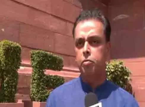 शिवसेना सांसद ने वर्गवादी, अभिजात्यवादी पेड एजेंट कॉमेडियन कुणाल कामरा पर किया हमला शिवसेना सांसद ने वर्गवादी, अभिजात्यवादी पेड एजेंट कॉमेडियन कुणाल कामरा पर किया हमला