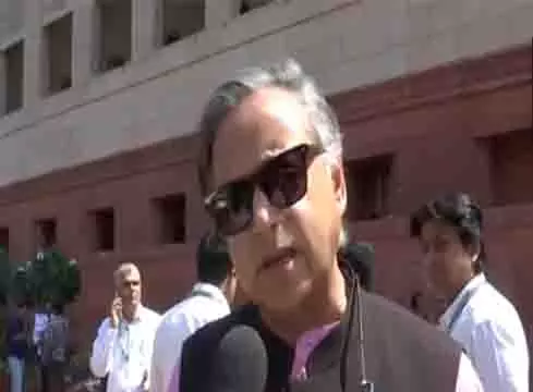 कांग्रेस MP शशि थरूर ने संसद में व्यवधान पर कहा, यह अप्रासंगिक है, यह राज्य का विषय कांग्रेस MP शशि थरूर ने संसद में व्यवधान पर कहा, यह अप्रासंगिक है, यह राज्य का विषय