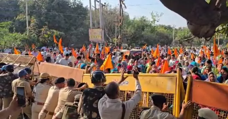 Haryana : सीएम आवास का घेराव करने की कोशिश में स्वास्थ्य कर्मियों का पुलिस से आमना-सामना Haryana : सीएम आवास का घेराव करने की कोशिश में स्वास्थ्य कर्मियों का पुलिस से आमना-सामना