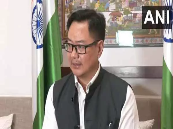 शिवकुमार के संविधान बदलने संबंधी बयान पर Kiren Rijiju ने कांग्रेस की आलोचना की शिवकुमार के संविधान बदलने संबंधी बयान पर Kiren Rijiju ने कांग्रेस की आलोचना की