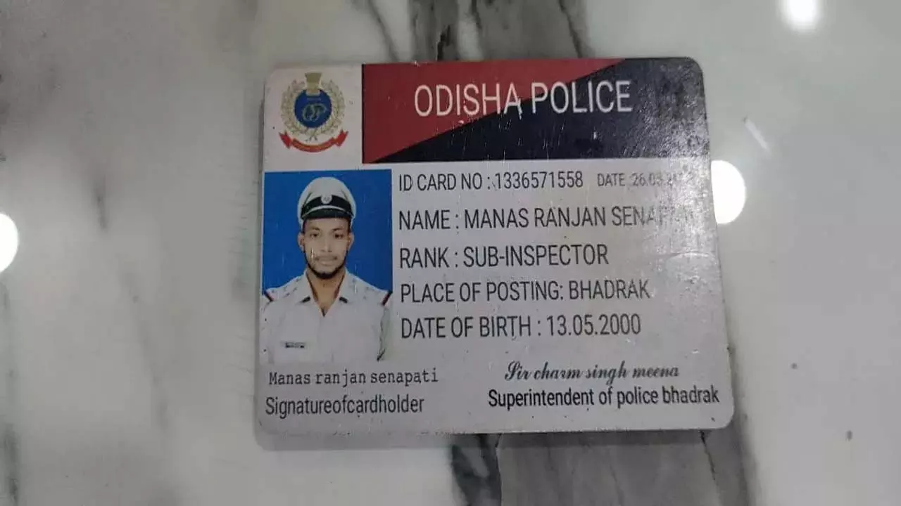 Bhubaneswar : पुलिस ने फर्जी सब-इंस्पेक्टर को गिरफ्तार किया Bhubaneswar : पुलिस ने फर्जी सब-इंस्पेक्टर को गिरफ्तार किया