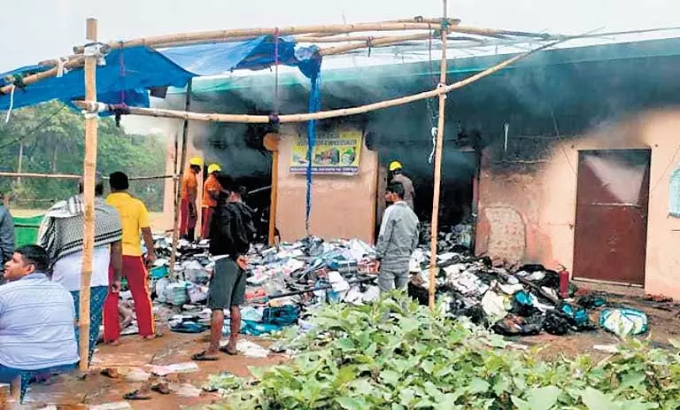 Odisha में पुस्तक गोदाम में आग लगने से तीन लोग घायल, एक करोड़ रुपये की संपत्ति नष्ट Odisha में पुस्तक गोदाम में आग लगने से तीन लोग घायल, एक करोड़ रुपये की संपत्ति नष्ट