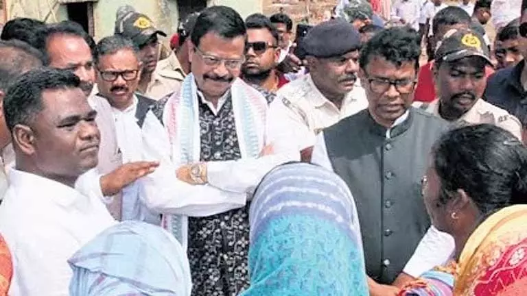 Odisha में ओलावृष्टि राहत संबंधी चिंताओं को लेकर ग्रामीणों ने मंत्रियों के काफिले पर हमला किया Odisha में ओलावृष्टि राहत संबंधी चिंताओं को लेकर ग्रामीणों ने मंत्रियों के काफिले पर हमला किया