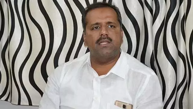 गोल चक्कर जारी रखने वाले विधायकों को बर्खास्त करने में संकोच नहीं करेंगे: खादर खड़क ने दी चेतावनी गोल चक्कर जारी रखने वाले विधायकों को बर्खास्त करने में संकोच नहीं करेंगे: खादर खड़क ने दी चेतावनी