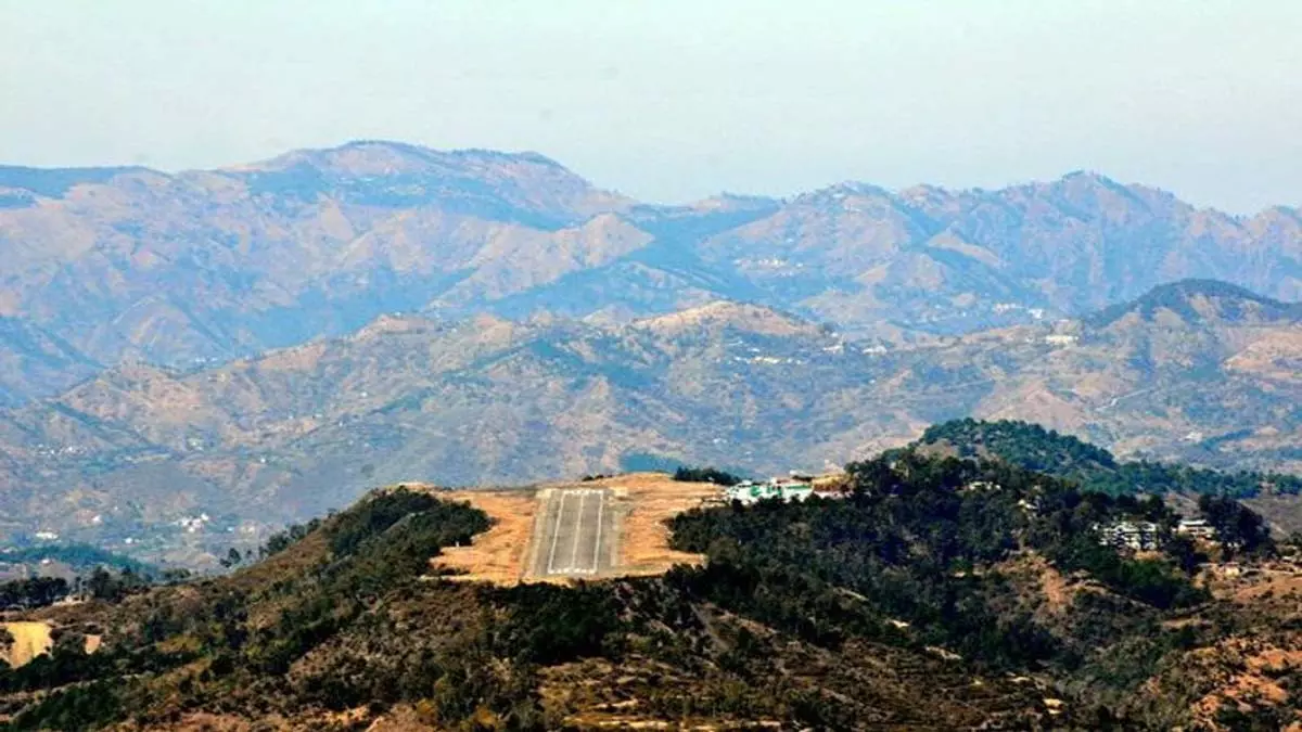 डिप्टी सीएम अग्निहोत्री और डीजीपी को ले जा रहा विमान एयरपोर्ट पर रनवे से चूक गया डिप्टी सीएम अग्निहोत्री और डीजीपी को ले जा रहा विमान एयरपोर्ट पर रनवे से चूक गया