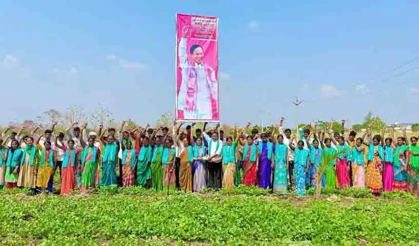 Adilabad के ग्रामीणों ने बीआरएस के 25वें स्थापना दिवस के लिए 1.02 लाख रुपये दान किए Adilabad के ग्रामीणों ने बीआरएस के 25वें स्थापना दिवस के लिए 1.02 लाख रुपये दान किए