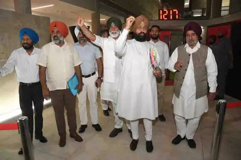 Sukhpal Khaira को बोलने का समय न मिलने पर कांग्रेस विधायक मंच से उठे Sukhpal Khaira को बोलने का समय न मिलने पर कांग्रेस विधायक मंच से उठे