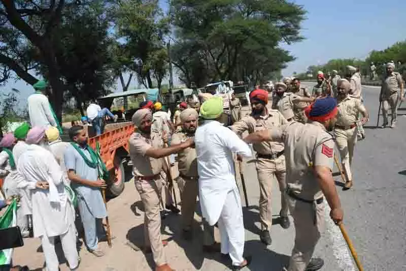 Punjab पुलिस ने लापता बंदियों के आरोपों के बीच 450 और किसानों को रिहा किया Punjab पुलिस ने लापता बंदियों के आरोपों के बीच 450 और किसानों को रिहा किया