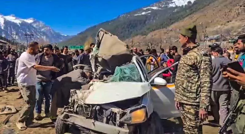 Ganderbal में बस दुर्घटना में पर्यटकों सहित 4 की मौत, 14 घायल Ganderbal में बस दुर्घटना में पर्यटकों सहित 4 की मौत, 14 घायल