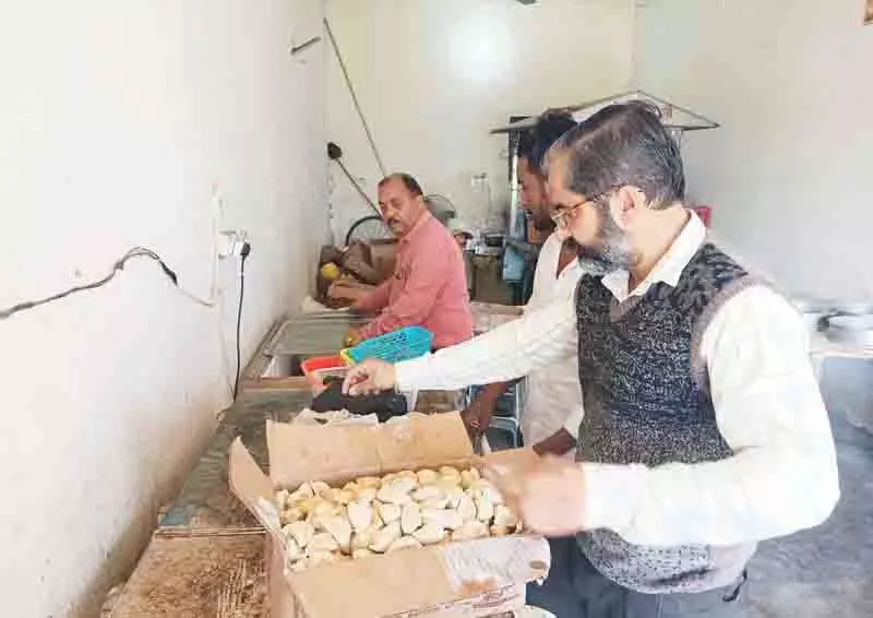 Jalandhar: खाद्य सुरक्षा टीम ने दसूहा, मुकेरियां से नमूने एकत्र किए Jalandhar: खाद्य सुरक्षा टीम ने दसूहा, मुकेरियां से नमूने एकत्र किए