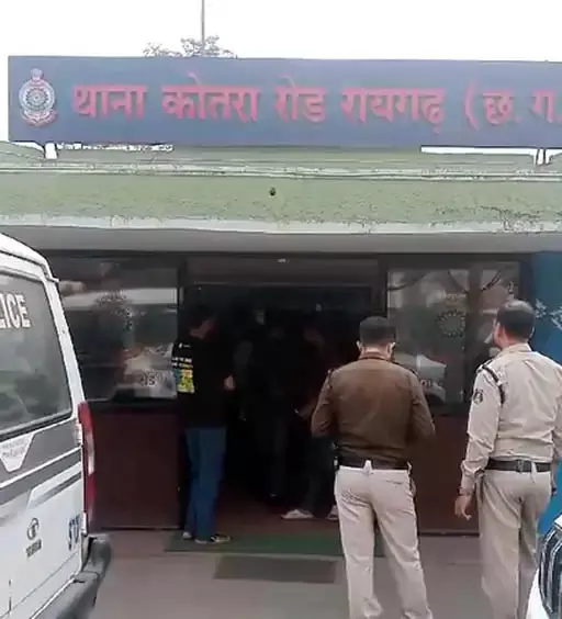 मामा के घर पहुंचे युवक ने किया रेप, पुलिस तलाश रही मामा के घर पहुंचे युवक ने किया रेप, पुलिस तलाश रही