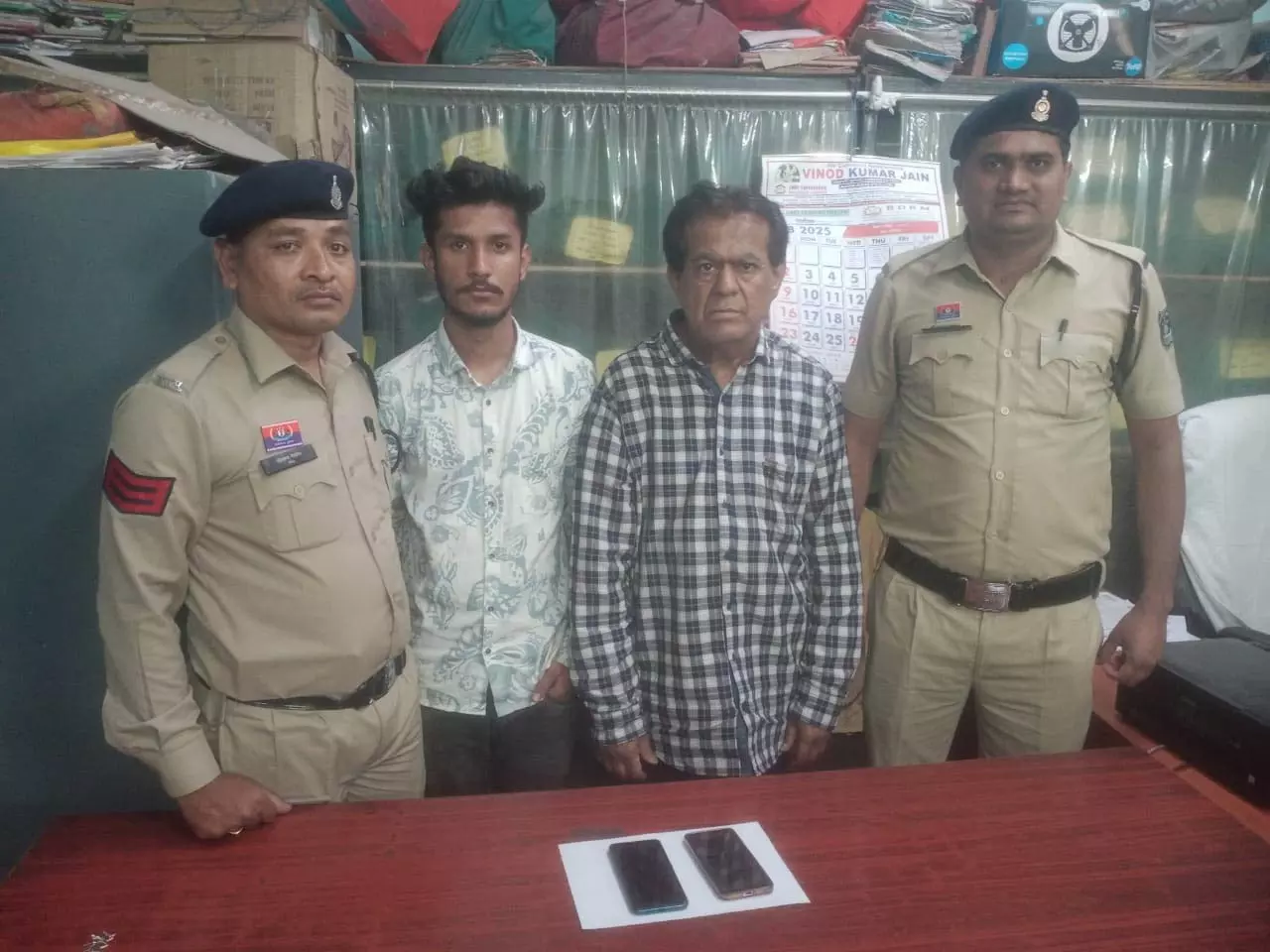 तेलीबांधा में 2 सटोरिया गिरफ्तार, मोबाइल जब्त तेलीबांधा में 2 सटोरिया गिरफ्तार, मोबाइल जब्त