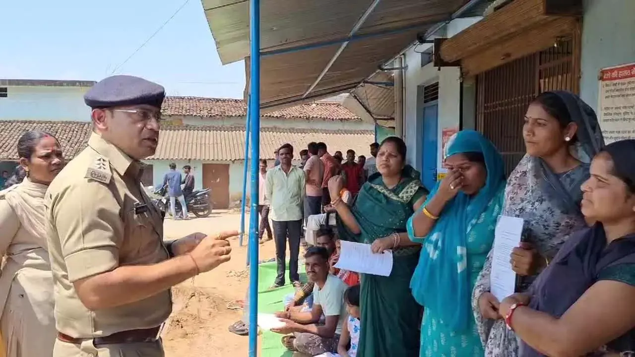 शराब दुकान में दिखी महिलाएं, जिला और पुलिस प्रशासन में मच गया हडकंप शराब दुकान में दिखी महिलाएं, जिला और पुलिस प्रशासन में मच गया हडकंप