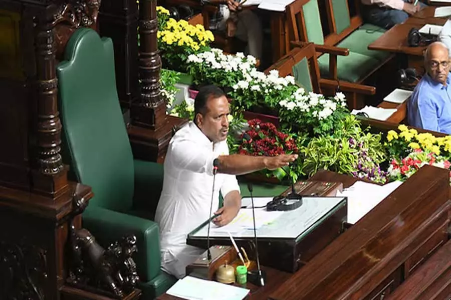 स्पीकर UT खादर ने कहा- आदतन अपराधी विधायकों को बर्खास्त करने में संकोच नहीं करेंगे स्पीकर UT खादर ने कहा- आदतन अपराधी विधायकों को बर्खास्त करने में संकोच नहीं करेंगे