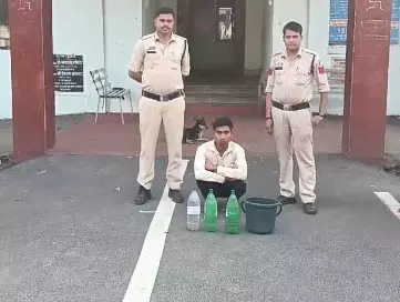10 लीटर महुआ शराब के साथ आरोपी गिरफ्तार 10 लीटर महुआ शराब के साथ आरोपी गिरफ्तार