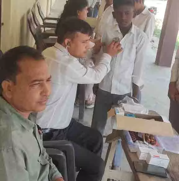 चिकित्सकों ने किया 360 छात्रों का स्वास्थ्य परीक्षण चिकित्सकों ने किया 360 छात्रों का स्वास्थ्य परीक्षण