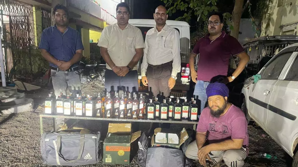 Raipur Breaking: NH पर आबकारी विभाग की बड़ी कार्रवाई, 27 लीटर अवैध विदेशी शराब जब्त Raipur Breaking: NH पर आबकारी विभाग की बड़ी कार्रवाई, 27 लीटर अवैध विदेशी शराब जब्त