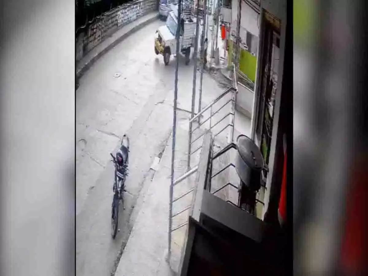 Uppal में तेज रफ्तार मिनीवैन की चपेट में आने से महिला बाल-बाल बची Uppal में तेज रफ्तार मिनीवैन की चपेट में आने से महिला बाल-बाल बची