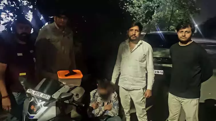 BREAKING: दिल्ली पुलिस का बड़ा ऑपरेशन, शातिर ऑटो लिफ्टर गिरफ्तार, अवैध हथियार बरामद BREAKING: दिल्ली पुलिस का बड़ा ऑपरेशन, शातिर ऑटो लिफ्टर गिरफ्तार, अवैध हथियार बरामद