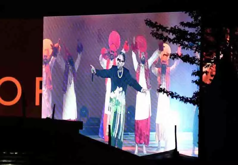 Honey Singh के कॉन्सर्ट ने प्रशंसकों को आकर्षित किया Honey Singh के कॉन्सर्ट ने प्रशंसकों को आकर्षित किया