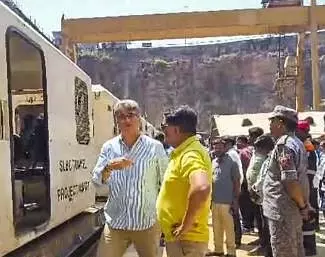 तेलंगाना SLBC टनल हादसा: एक महीने से फंसे सात मजदूर तेलंगाना SLBC टनल हादसा: एक महीने से फंसे सात मजदूर