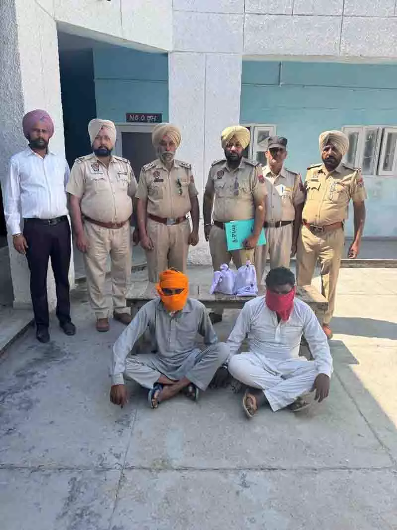 Tarn Taran में 1 किलो से ज्यादा हेरोइन, ड्रोन और बाइक के साथ 13 लोग गिरफ्तार Tarn Taran में 1 किलो से ज्यादा हेरोइन, ड्रोन और बाइक के साथ 13 लोग गिरफ्तार