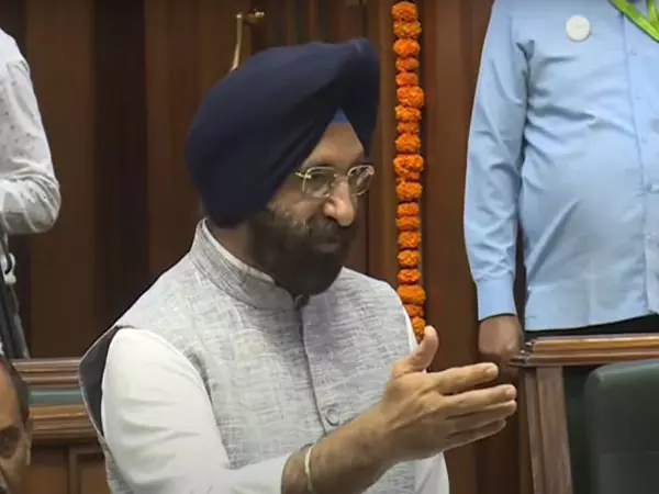 BJP के सिरसा ने केजरीवाल पर लगाया भ्रष्टाचार का आरोप, आतिशी ने बुधवार को चर्चा की मांग की BJP के सिरसा ने केजरीवाल पर लगाया भ्रष्टाचार का आरोप, आतिशी ने बुधवार को चर्चा की मांग की