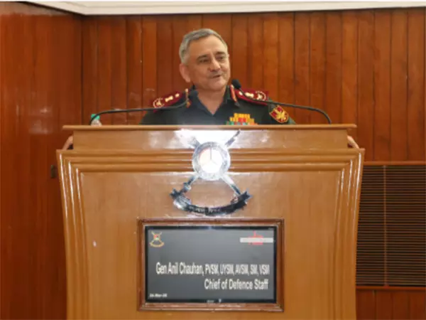 आज के युद्ध क्षेत्र में जीवित रहना केवल योग्यतम होना नहीं है: CDS जनरल अनिल चौहान आज के युद्ध क्षेत्र में जीवित रहना केवल योग्यतम होना नहीं है: CDS जनरल अनिल चौहान