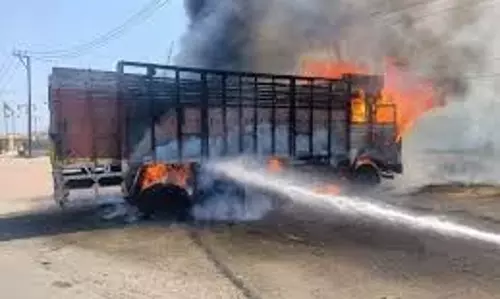 Rajasthan : धू-धू कर जल गया ट्रक, बड़ा नुकसान Rajasthan : धू-धू कर जल गया ट्रक, बड़ा नुकसान
