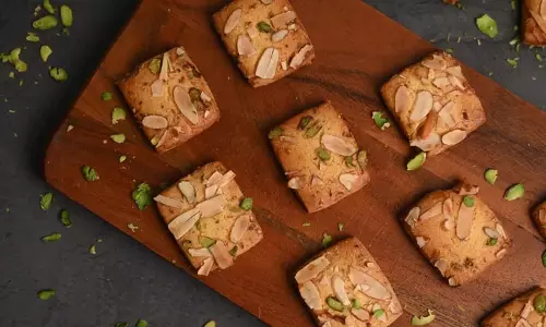 Pistachio-almond biscuits: बेहद स्वादिष्ट है ये हेल्दी डिश Pistachio-almond biscuits: बेहद स्वादिष्ट है ये हेल्दी डिश