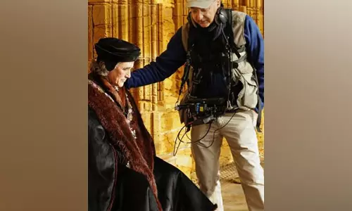 Wolf Hall के निर्देशक ने फंडिंग में कमी के कारण ऐतिहासिक ड्रामा में बाहरी दृश्यों को काटने का खुलासा किया