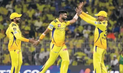 नूर के 4-18, खलील के 3-29 की मदद से CSK ने MI को 155/9 पर रोक दिया नूर के 4-18, खलील के 3-29 की मदद से CSK ने MI को 155/9 पर रोक दिया