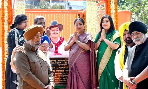 रेखा ने मालवीय नगर पार्क में भगत सिंह की प्रतिमा का अनावरण किया