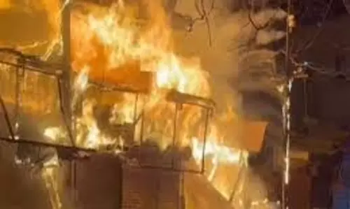 Ghaziabad: शराब की दुकान में लगी भीषण आग, लाखों का सामान जलकर राख Ghaziabad: शराब की दुकान में लगी भीषण आग, लाखों का सामान जलकर राख