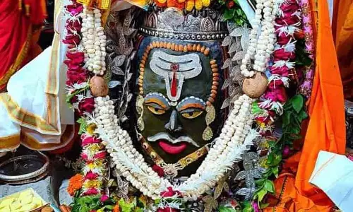 Ujjain : महाकाल के दर्शन कर भावुक हुईं नाजिया इलाही Ujjain : महाकाल के दर्शन कर भावुक हुईं नाजिया इलाही