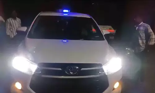 लाल बत्ती वाली कार चेक करते ही मच गई खलबली, अफसरों के उड़ गए होश