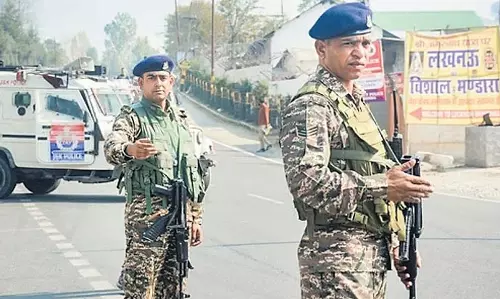 Kashmir में सुरक्षा बलों ने चार आईईडी निष्क्रिय किए, आतंकी खतरे के बाद सतर्कता बढ़ाई Kashmir में सुरक्षा बलों ने चार आईईडी निष्क्रिय किए, आतंकी खतरे के बाद सतर्कता बढ़ाई