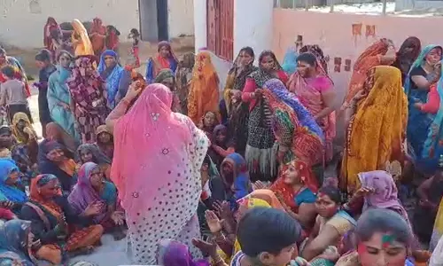 Hamirpur: रामजानकी मंदिर में कई गांवों में आठवें दिन खेली गई होली Hamirpur: रामजानकी मंदिर में कई गांवों में आठवें दिन खेली गई होली