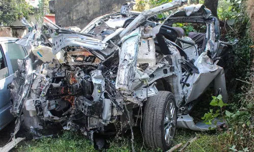 Dehradun Accident : टोल प्लाजा पर ट्रक ने कार को मारी टक्कर, बड़ा हादसा Dehradun Accident : टोल प्लाजा पर ट्रक ने कार को मारी टक्कर, बड़ा हादसा