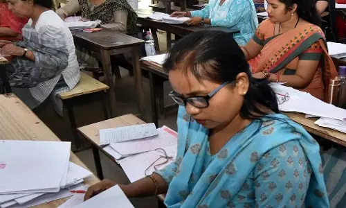 UP Board : पास होने की नई कोशिश, उत्तर पुस्तिकाओं से निकाल रहें रुपये