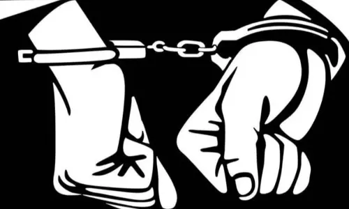 Jodhpur News : दीवार फांदकर भागा इनामी तस्कर, पुलिस ने झाड़ियों में पकड़ा