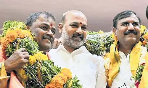 केसीआर के सहयोगियों ने बीदर में नकली नोट छापे: Minister Bandi Sanjay Kumar केसीआर के सहयोगियों ने बीदर में नकली नोट छापे: Minister Bandi Sanjay Kumar