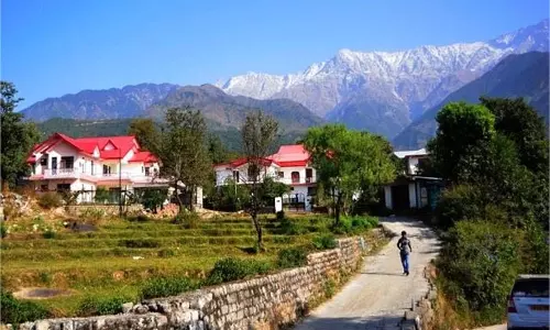 Kangra: नवरात्रि से पहले ही उमड़ रही है श्रद्धालुओं की भीड़