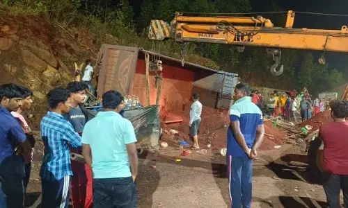 डंपर के चाय दुकान में घुसने से तीन लोगों की मौत
