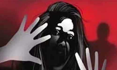 Hyderabad: बलात्कार की कोशिश के बाद चलती ट्रेन से कूदकर महिला गंभीर रूप से घायल Hyderabad: बलात्कार की कोशिश के बाद चलती ट्रेन से कूदकर महिला गंभीर रूप से घायल