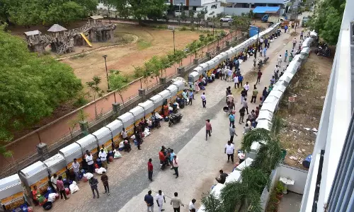 Warangal में बेरोजगार युवाओं को 55,000 रुपये के अंडे बांटे गए Warangal में बेरोजगार युवाओं को 55,000 रुपये के अंडे बांटे गए