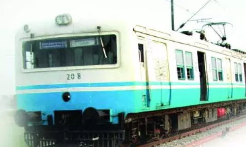 महिला ने MMTS ट्रेन से लगाई छलांग