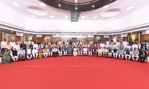 राष्ट्रपति द्रौपदी मुर्मु के साथ विधानसभा में समूह फोटो