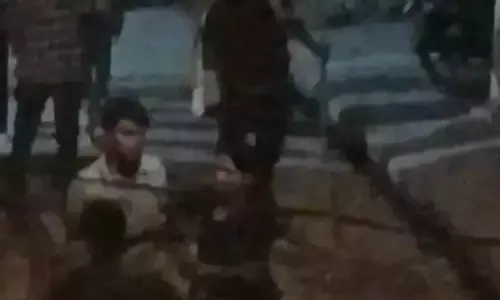 रायपुर : थाने में शिकायत करने पर महिला के साथ मारपीट, टूट पड़े पड़ोसी रायपुर : थाने में शिकायत करने पर महिला के साथ मारपीट, टूट पड़े पड़ोसी