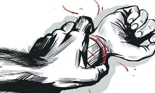 यौन उत्पीड़न का प्रयास: महिला चलती ट्रेन से कूदी यौन उत्पीड़न का प्रयास: महिला चलती ट्रेन से कूदी